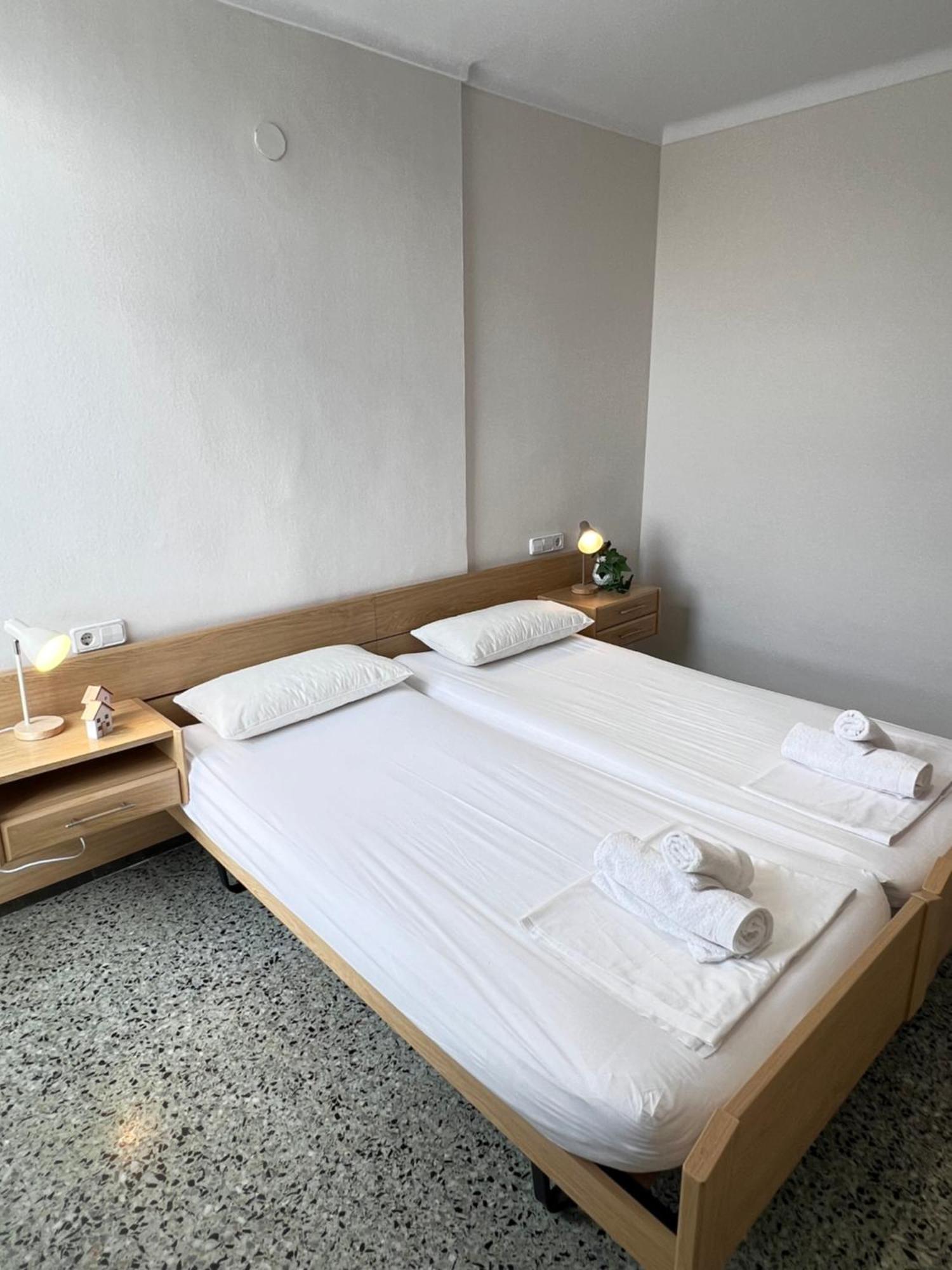 3 Room Apartment, 500M To Beach, Swimming Pool, Nice Terrace Roses Bagian luar foto
