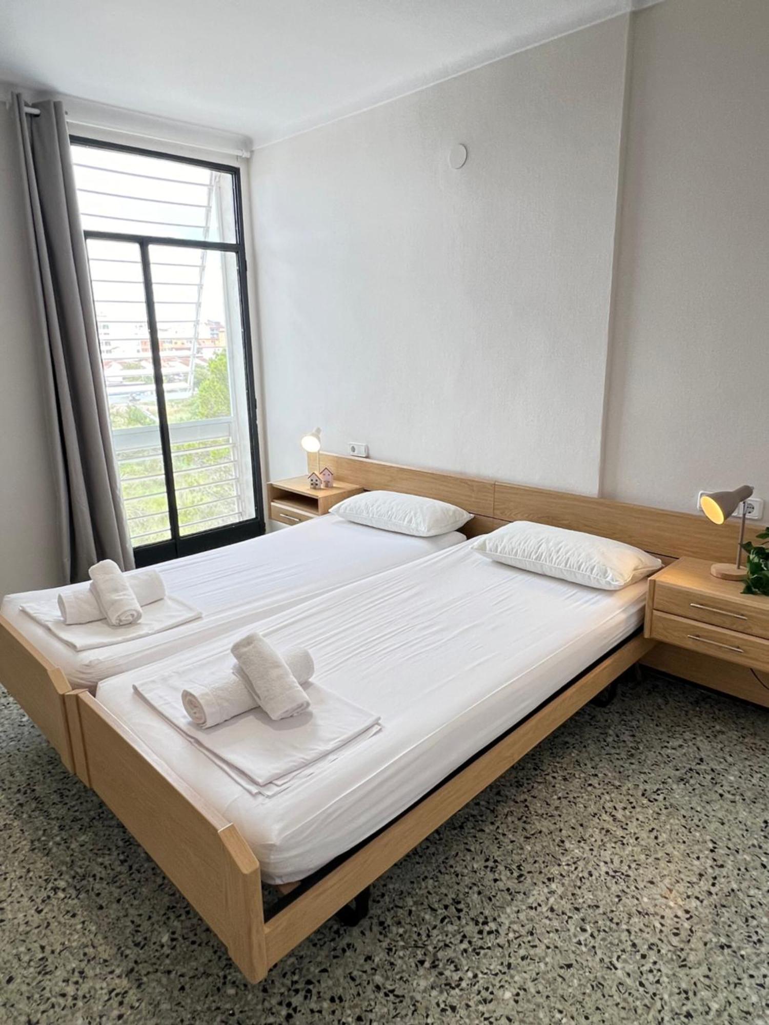 3 Room Apartment, 500M To Beach, Swimming Pool, Nice Terrace Roses Bagian luar foto