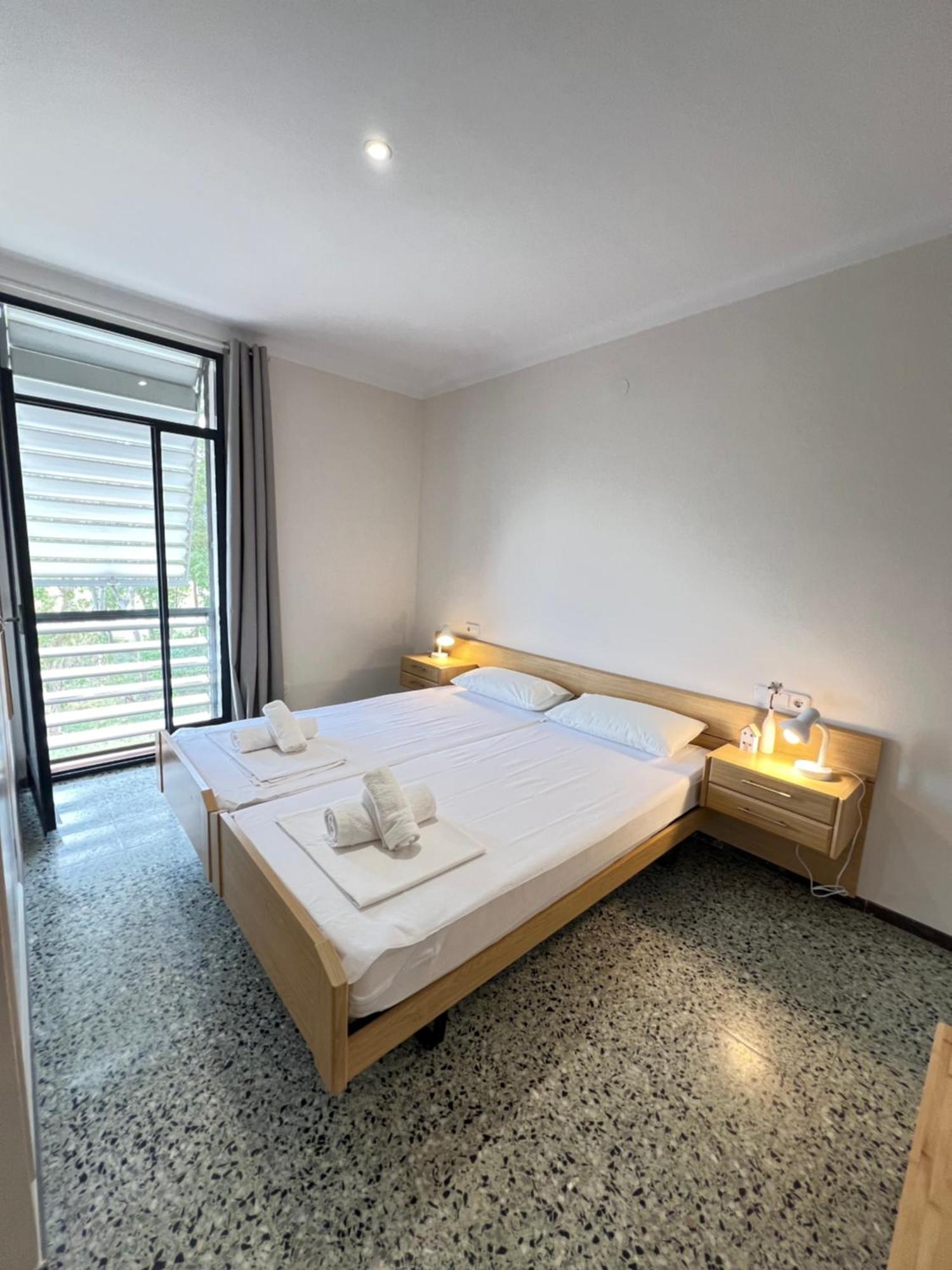 3 Room Apartment, 500M To Beach, Swimming Pool, Nice Terrace Roses Bagian luar foto